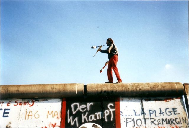 Juggling on the Berlin Wall on 16. November 1989. Photo Credit