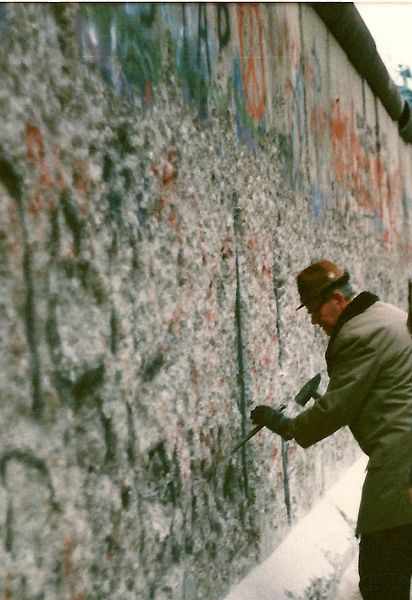 Mauerspecht between Potsdamer Platz and Brandenburg Gate, Berlin November 1989. Photo Credit