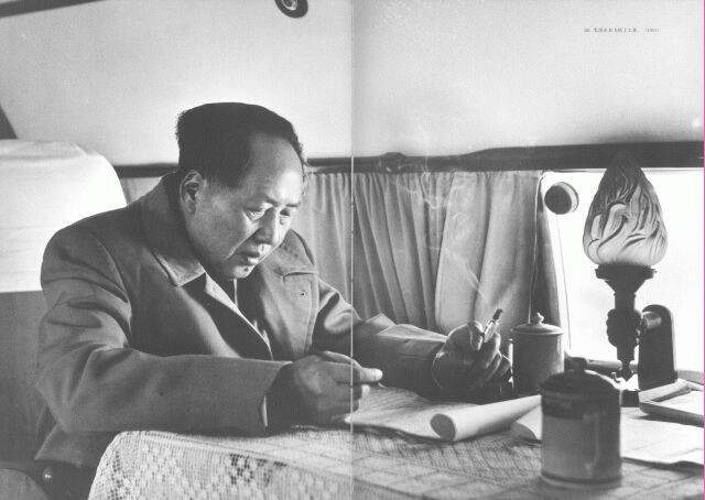 1957_mao_zedong_on_airplane