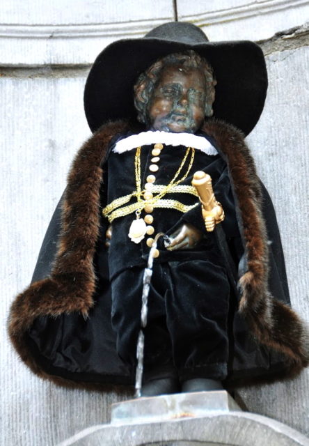 manneken_pis_en_costume_des_lignages_de_bruxelles