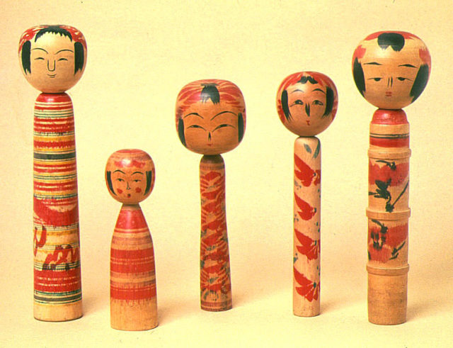 The traditional Kokeshi is with round head and cylindrical shape. Photo Credit