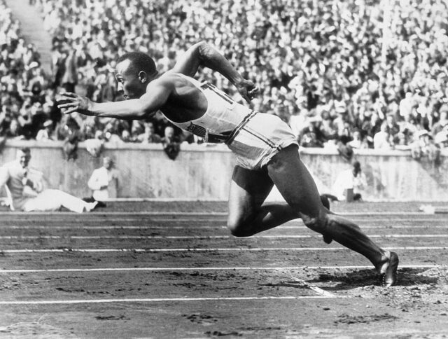 Jesse Owens beginning a race