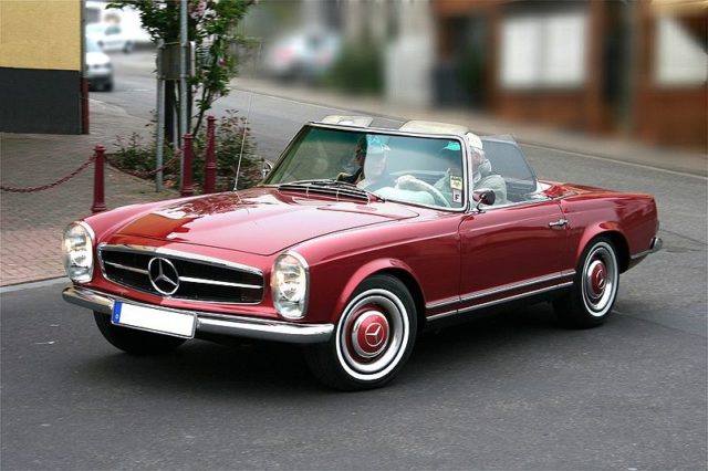 Mercedes-Benz 230 SL, Baujahr 1964. Photo Credit