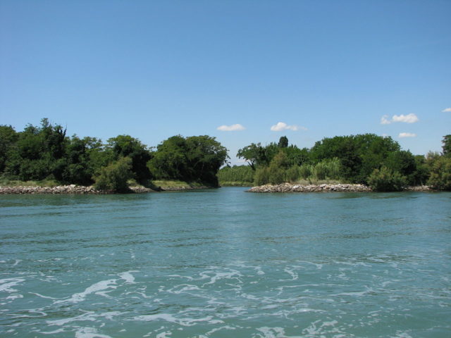 Poveglia, canal between islets. Photo by Chris 73 CC BY-SA 3.0