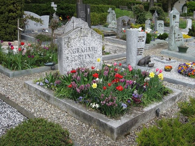 Graham Greene’s grave in Corseaux, Switzerland. Author: Philoum – CC BY-SA 3.0