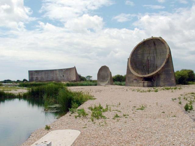 Acoustic mirrors at Denge. Photo by Paul Russon CC BY-SA 2.0