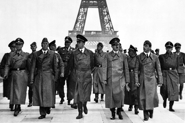 Adolf Hitler on the terrace of the Palais de Chaillot on June 23, 1940. To his left is the sculptor Arno Breker, to his right, Albert Speer, his architect. Photo by Bundesarchiv, Bild 183-H28708 / CC-BY-SA 3.0 de