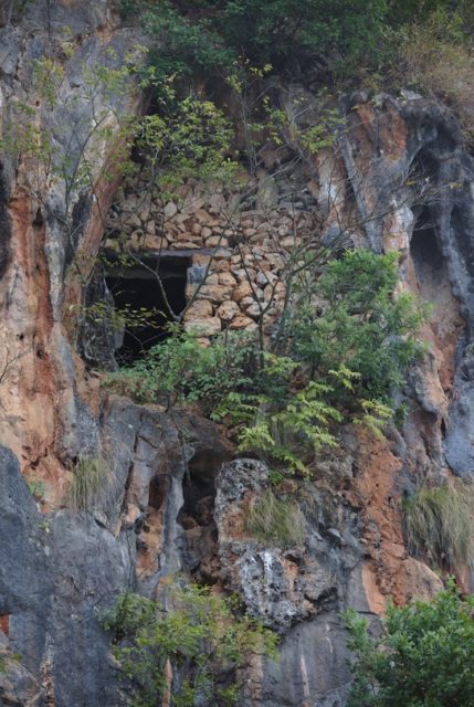 One of the hanging tombs of the Ku People at Bainitang, Qiubei county, Wenshan Prefecture, Yunnan province, China. Photo by Pratyeka, CC BY-SA 4.0