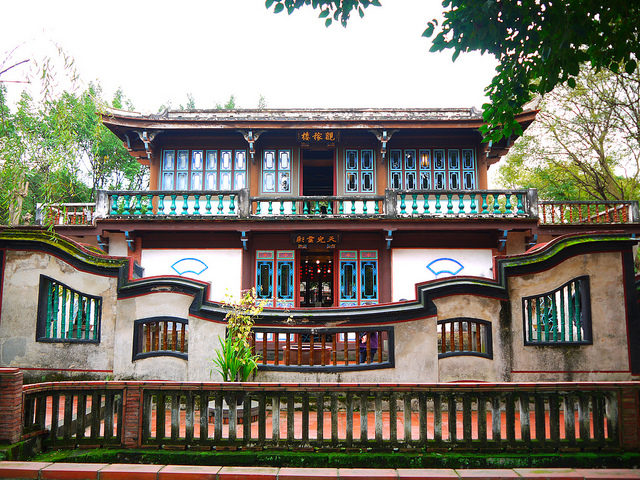 It is necessary to have a tour guide lead to enter the mansion’s interior. Photo Credit