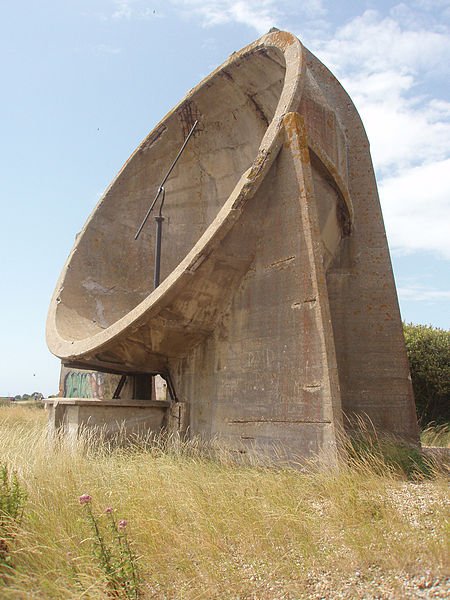 Round acoustic mirror in Denge, Kent, England, 19 July 2009. Author: Bodacea   CC BY-SA2.0
