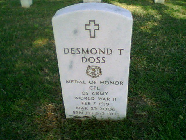 The grave of Desmond Doss in the Chattanooga National Cemetery. – By Fred Bullmer – CC BY-SA 4.0