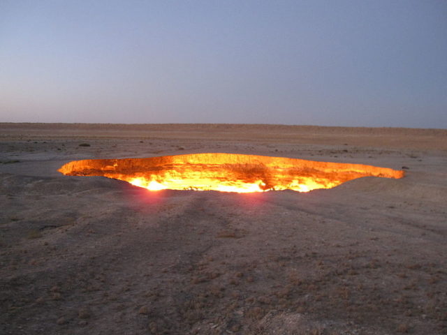 Gas fire, Turkmenistan. By Stefan Krasowski – CC BY 2.0
