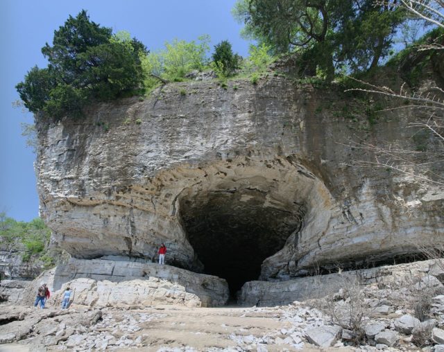 Cave In The Rock, where the Harpes lived with the notorious Mason pirate gang Author: Daniel Schwen  CC BY-SA 4.0