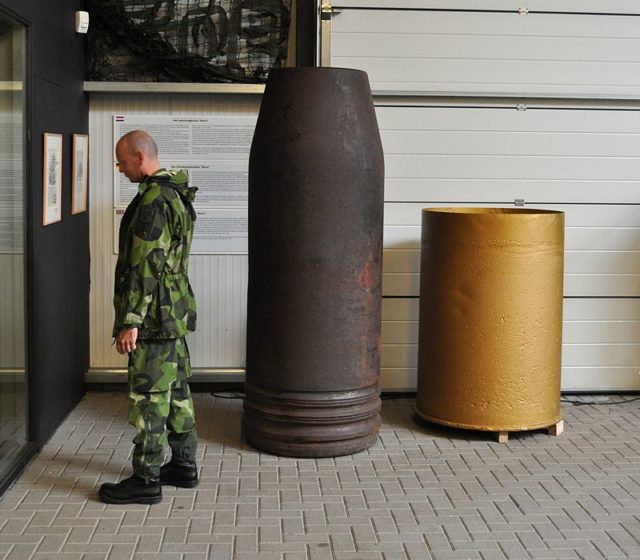 Pod shell Schwerer Gustav, next to a person for the purpose of perspectivePhoto Credit Johan Fredriksson CC BY-SA 3.0