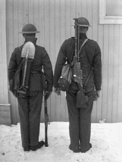 Norwegian soldiers in 1928, one carrying a Madsen machine gun.