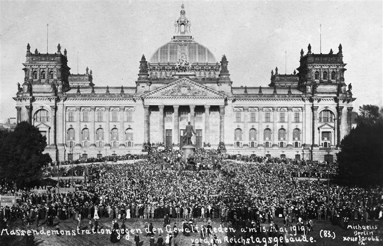 Demonstration against the Treaty in front of the Reichstag