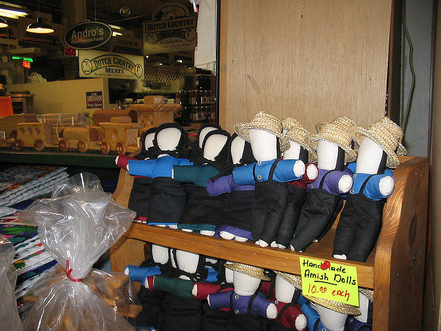 Faceless Amish dolls. Author: vic15 – CC BY 2.0