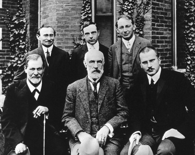Group photo 1909 in front of Clark University. Front row, Sigmund Freud, G. Stanley Hall, Carl Jung. Back row, Abraham Brill, Ernest Jones, Sándor Ferenczi.
