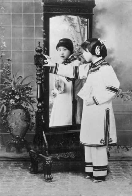 Small bound feet were once considered beautiful while large unbound feet were judged crude. Photo by Bundesarchiv, Bild 116-127-075 / CC-BY-SA 3.0