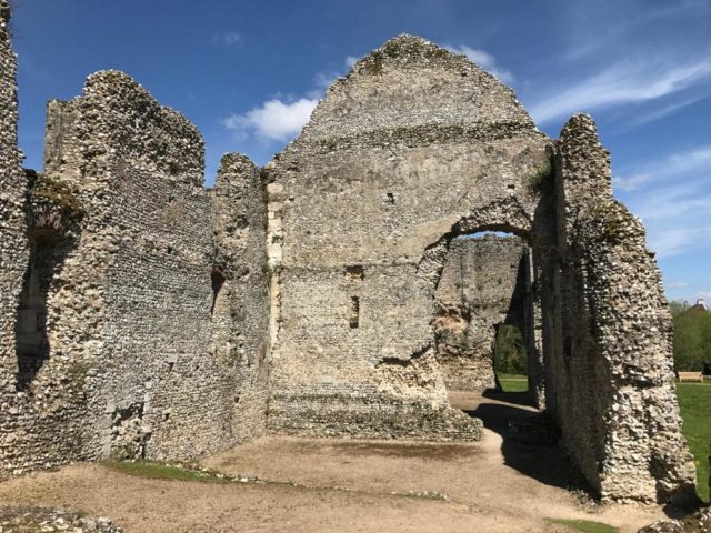 Bishop Henry of Blois, the younger brother of Stephen, King of England, began to build it as a castle in 1136