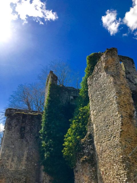 The ruins we see today were built by William of Wykeham’s chief mason, William Wynford