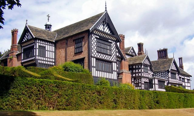 An amazing black and white Tudor Manor House dating from the 14th century Photo Credit