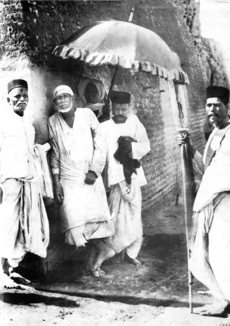 Sai Baba and his devotees in 1916