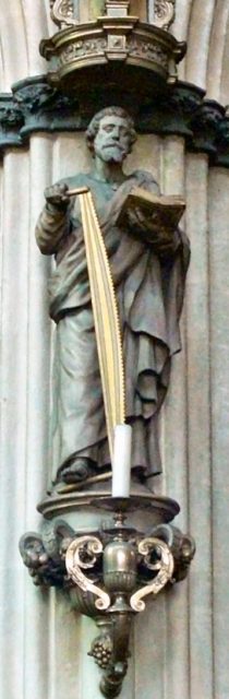 A sculpture of Saint Simon the Zealot holding a saw