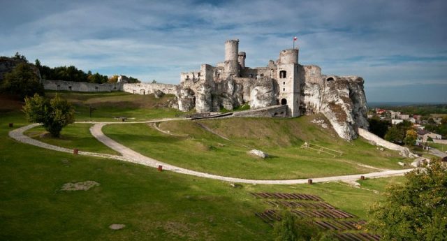 The castle ruins at Ogrodzieniec. Photo by Łukasz Śmigasiewicz CC BY-SA 3.0 pl