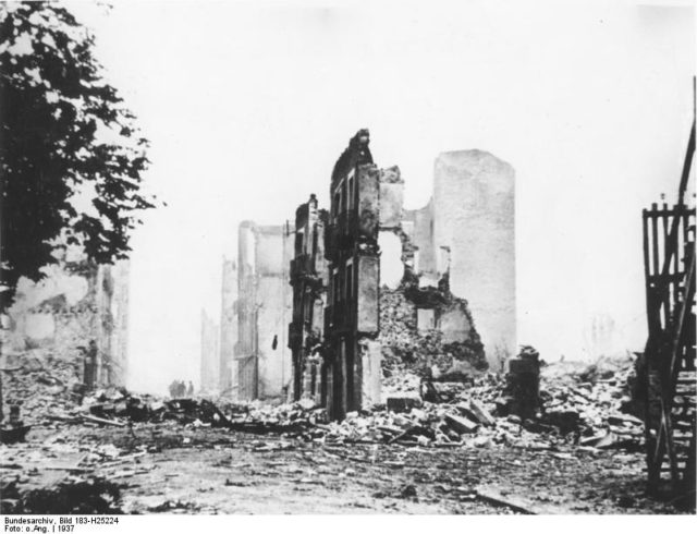 Guernica in ruins, 1937. Author: Bundesarchiv, Bild  CC BY-SA 3.0 de