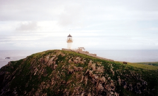 Flannan Isles Lighthouse. Photo by Marc Calhoun CC BY-SA 2.0.