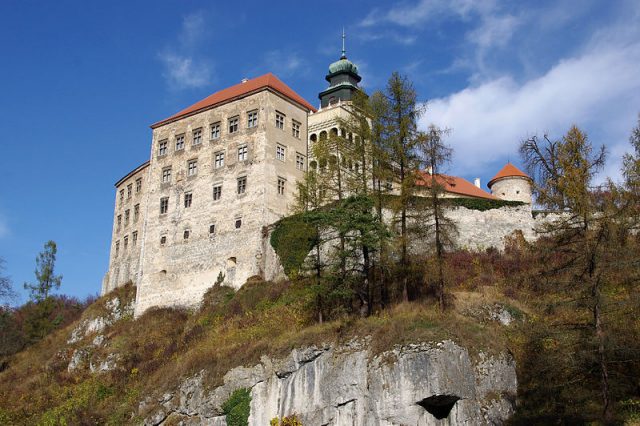 Pieskowa Skała Castle. Photo by Jakub Hałun CC BY-SA 4.0