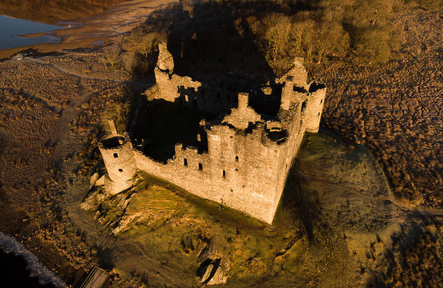 The island was connected to the shore only in the 1800s when water levels of Loch Awe lowered.     Author: Kilchurn Castle   CC BY 2.0