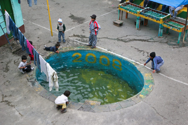 Children playing in one of the courtyards in San Pedro prison. Photo credit