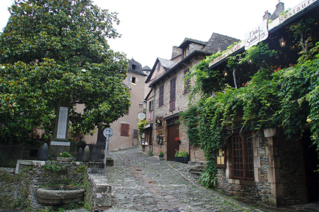 A street in the village with the Hotel Sainte Foy on the right side .Author PA, CC  by 4.0