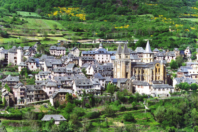 A view of Conques  Author: Phillip Capper from Wellington, New Zealand. CC by 2.0