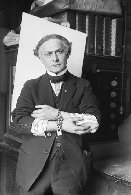 Houdini in handcuffs, 1918.