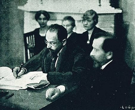 Adolf Joffe (Soviet Russia, left) signing the Treaty of Tartu