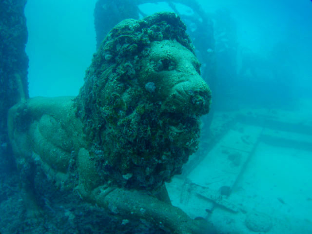 Lion statue Photo Credit