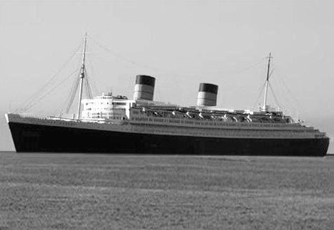 Digitally altered depiction of the RMS Queen Elizabeth, based on a free-use photo of the RMS Queen Mary.