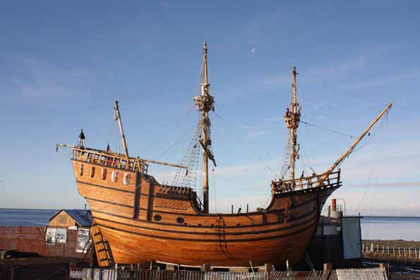 The Nao Victoria Replica in the Nao Victoria Museum, Punta Arenas, Chile. photo credit Juanmatassi – CC BY-SA 3.0