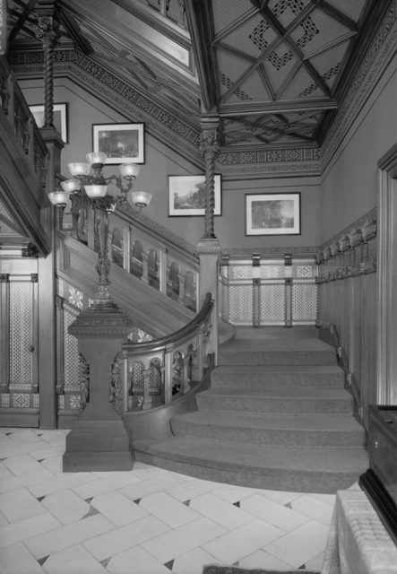 The entrance hall with the main staircase