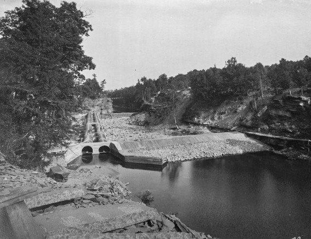 Esopus creek at the Olive Bridge dam site, showing coffer-dams and two lines of 8-foot steel pipes for carrying the flow of the creek. Aug. 8, 1907 Author New York Public Library