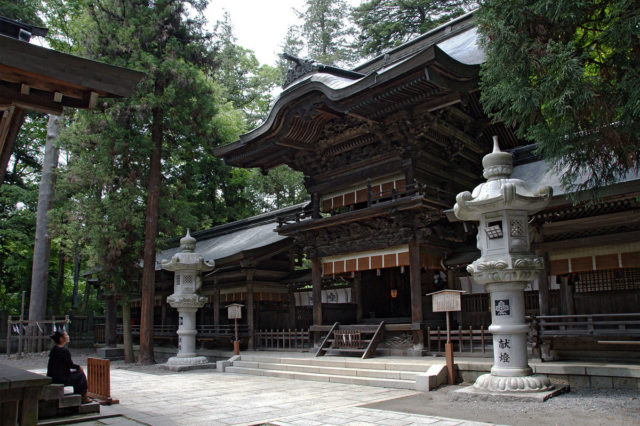 The hei-haiden of the Harumiya, one of the two component shrines of the Lower Shrine or Shimosha, Suwa Grand Shrine. Photo credit
