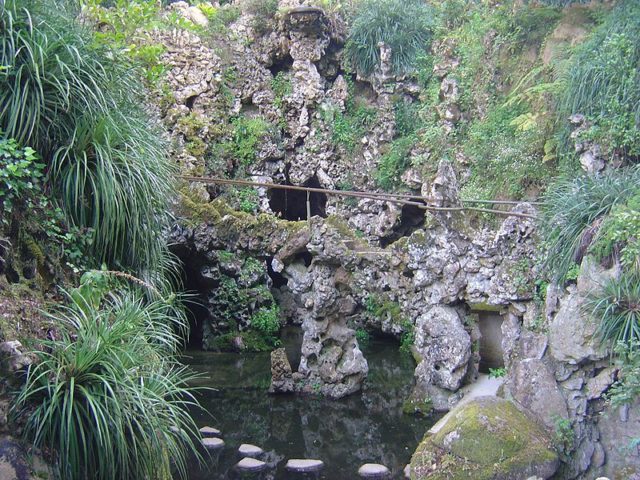 The Waterfall Lake and its system of caves. Author: Husond-CCBY-SA 3.0