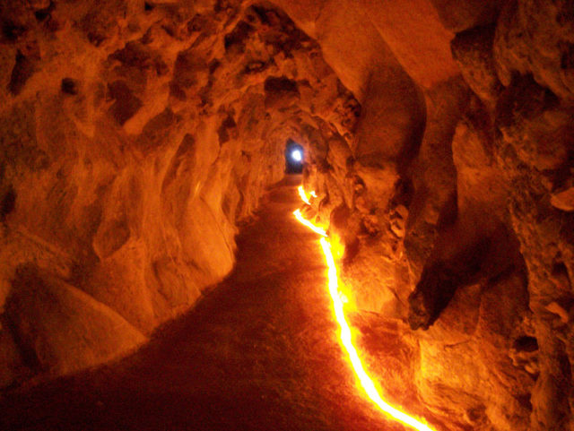 Tunnel starting from the Eastern Grotto. Author: Lusitana-CC BY 2.5