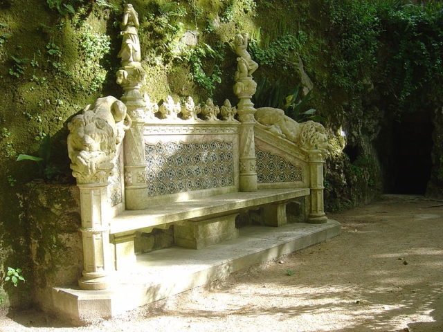 Bench between the lake and the Loggia. Author: Husond-CC BY-SA 3.0