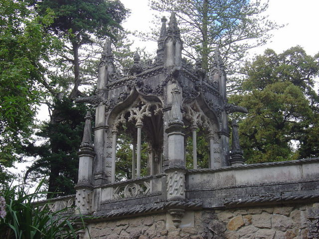 Gazebo on the ornate bridge over the lower gate. Author: Husond-CCBY-SA 3.0