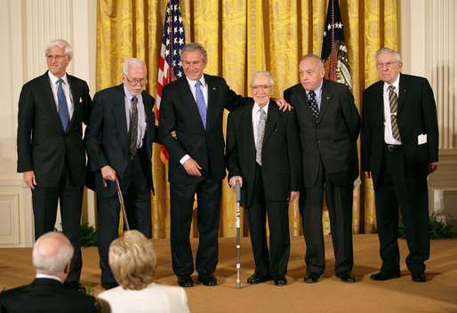 Robert M. Edsel (far left) with then US President George W. Bush and four Monuments Men in 2007.