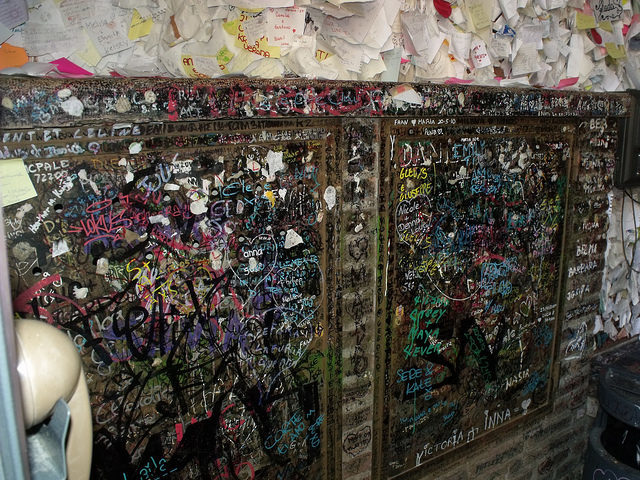 Walls with graffiti and love notes at the entrance. Author: ell brown - CC BY 2.0